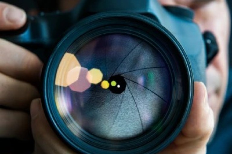 Een man houdt een camera vast