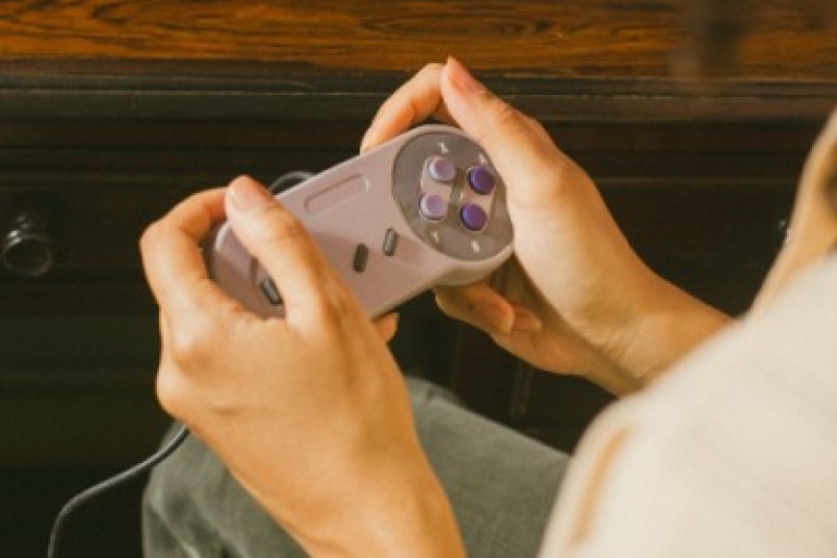 Vrouw speelt op een vintage game console
