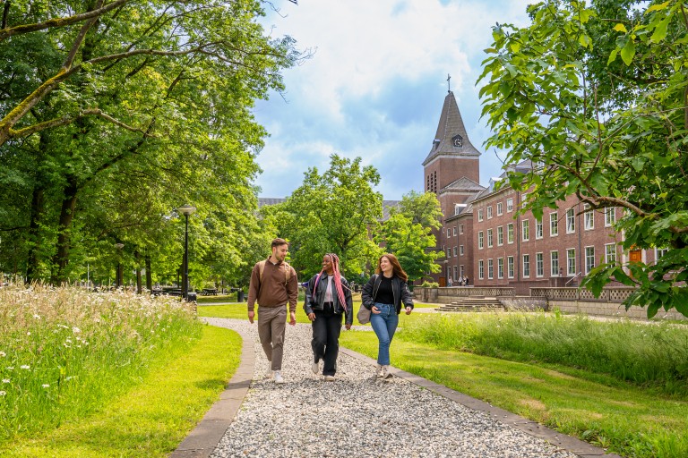 Studenten lopen over de groene BUas campus