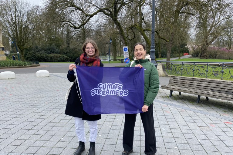 Isabella Forchini en medestudent met een vlag in het park