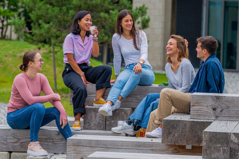 Studenten zitten buiten op de BUas campus