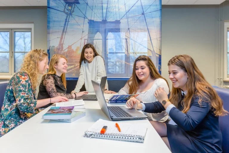 Vijf studenten aan het samenwerken