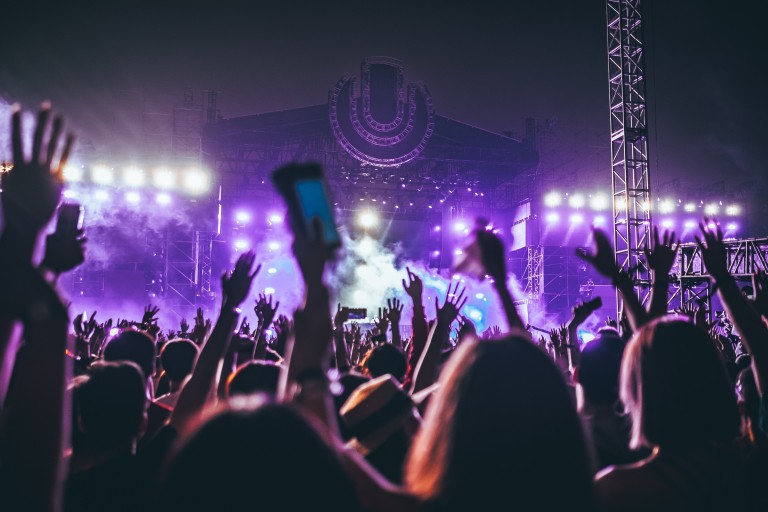 Dansende mensen op een festival