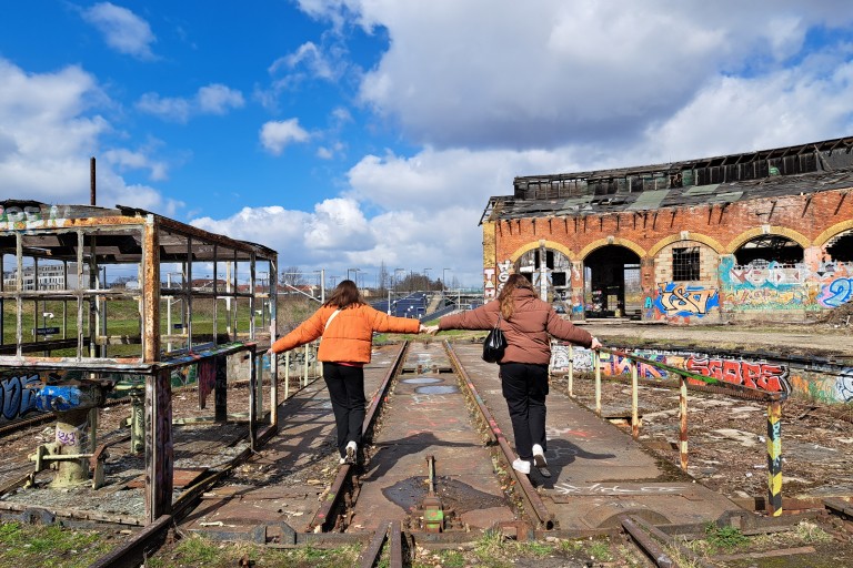 Meisjes lopen over vervallen industrieel terrein