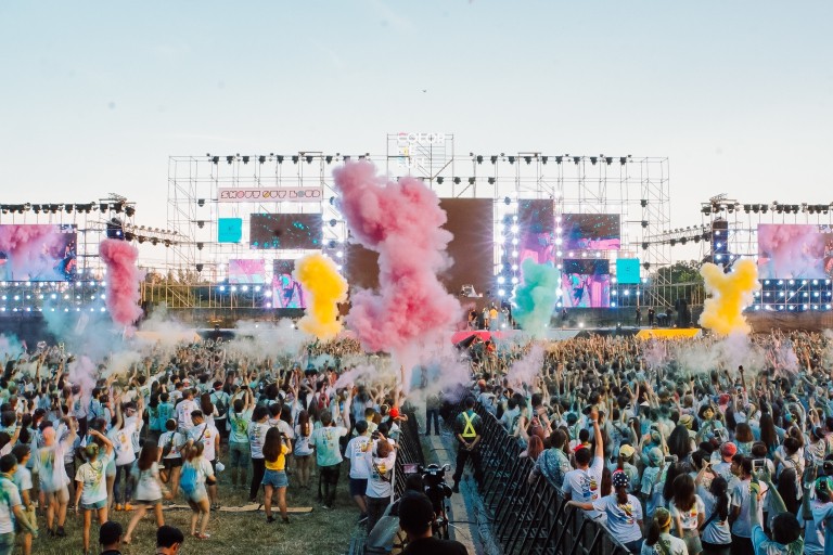 Dansende mensen op een festival