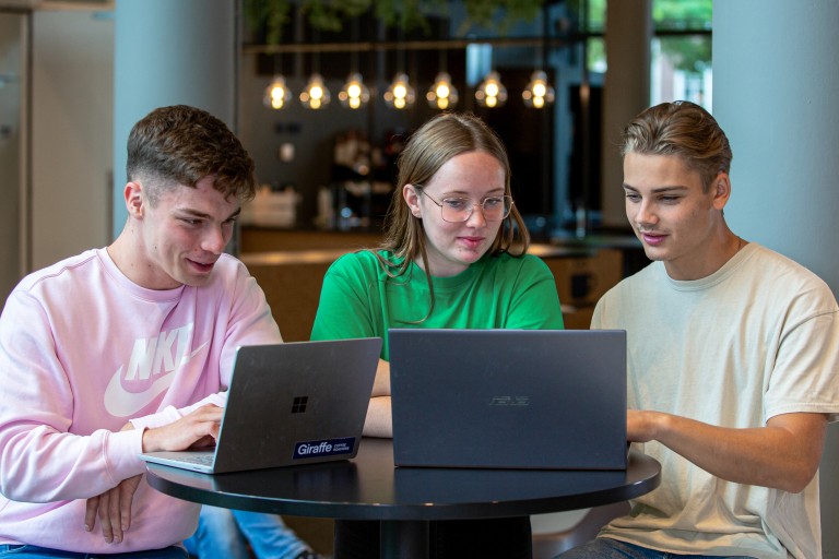 3 studenten achter een laptop