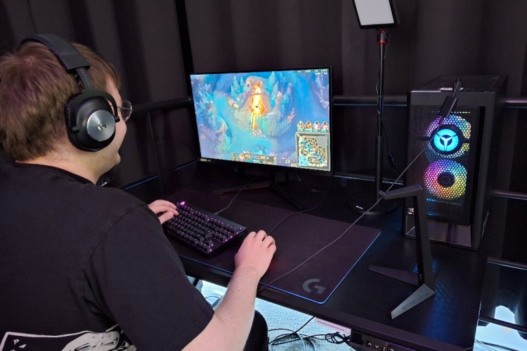 Student speelt een videogame