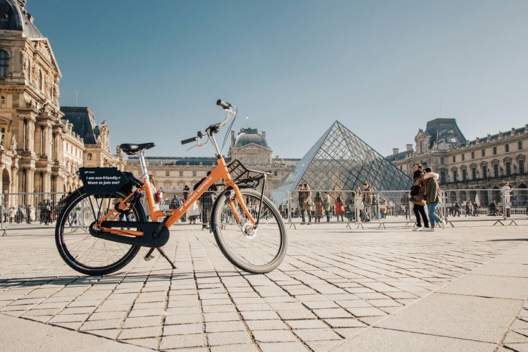 Een fiets voor het Louvre museum in Parijs