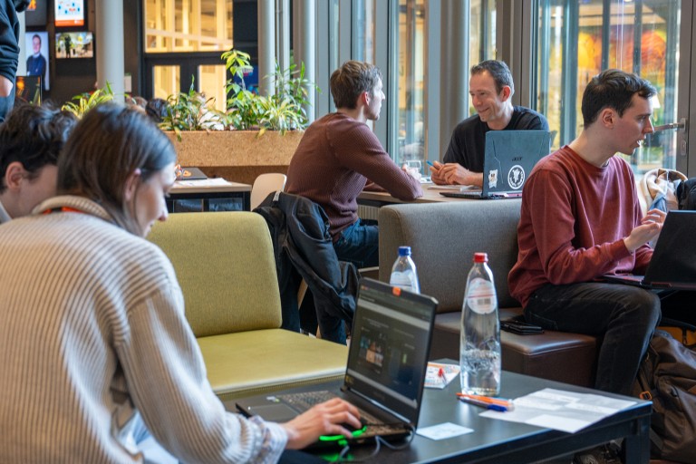 Games studenten laten hun portfolio zien aan mensen uit het bedrijfsleven