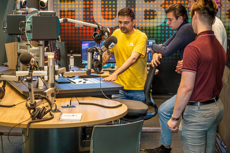 Studenten aan het werk bij de schoolradio