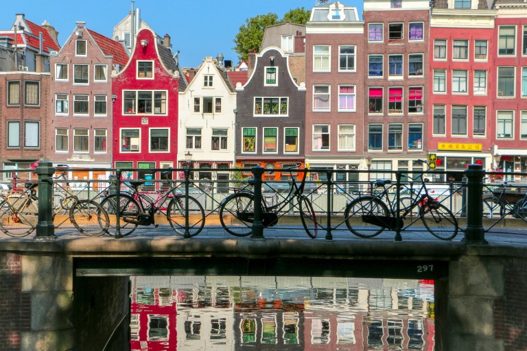 Gekleurde oude pakhuizen aan een gracht