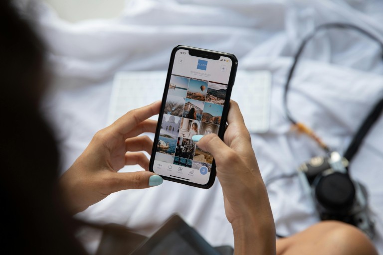 Vrouw houdt een mobiele telefoon vast