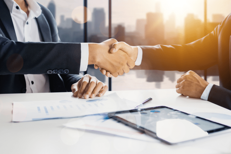 Twee personen schudden elkaar de hand