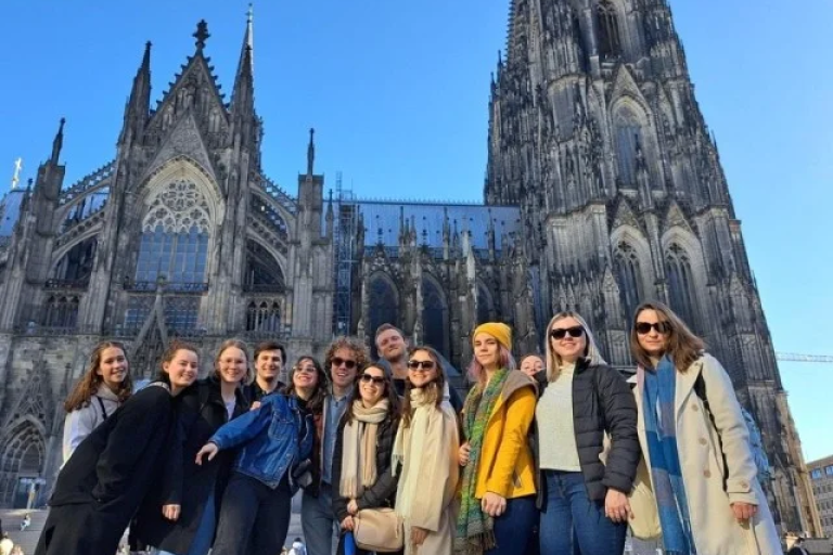 Groep studenten poseert voor een kerk