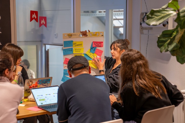 Studenten aan het brainstormen