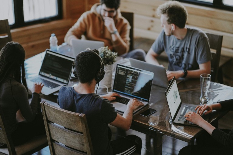 Mensen aan het werk achter een laptop