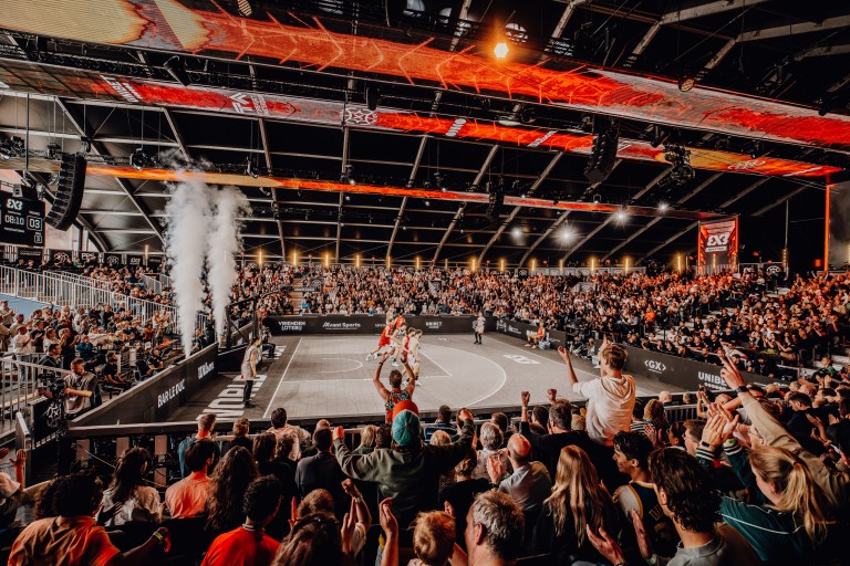 Een sportwedstrijd met veel publiek in een stadion