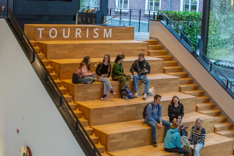 Studenten zijn in gesprek op de brede trap op de campus