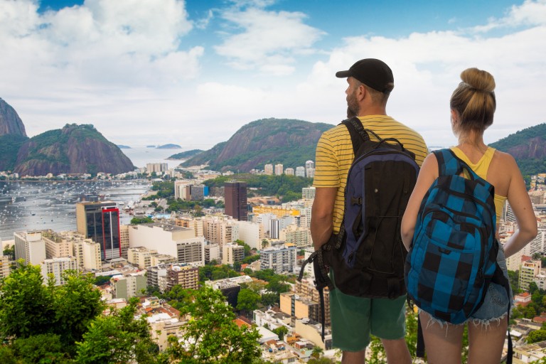 Studenten op reis met een rugzak