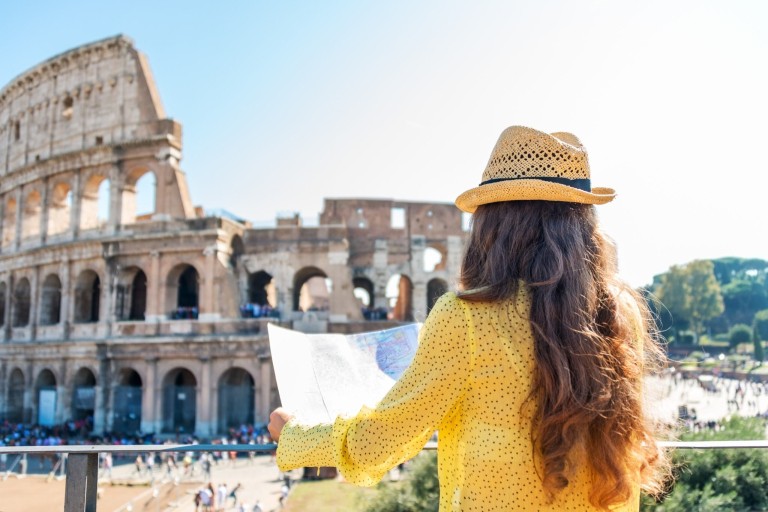 Een tourist bij het Colosseum in Rome kijkt op de stadsplattegrond