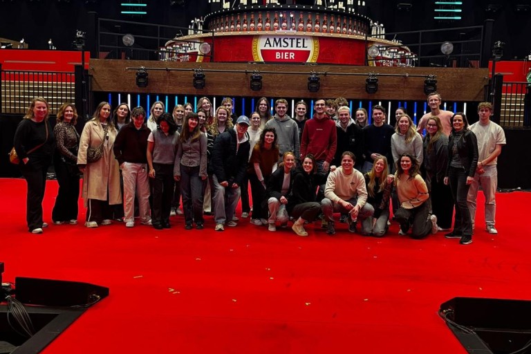 Groepsfoto van deelnemers fieldtrip naar Vrienden van Amstel