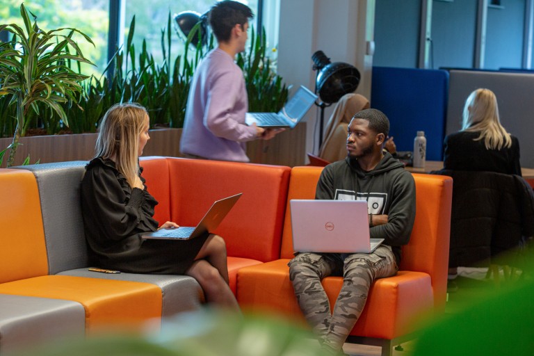 Studenten werken achter hun laptop
