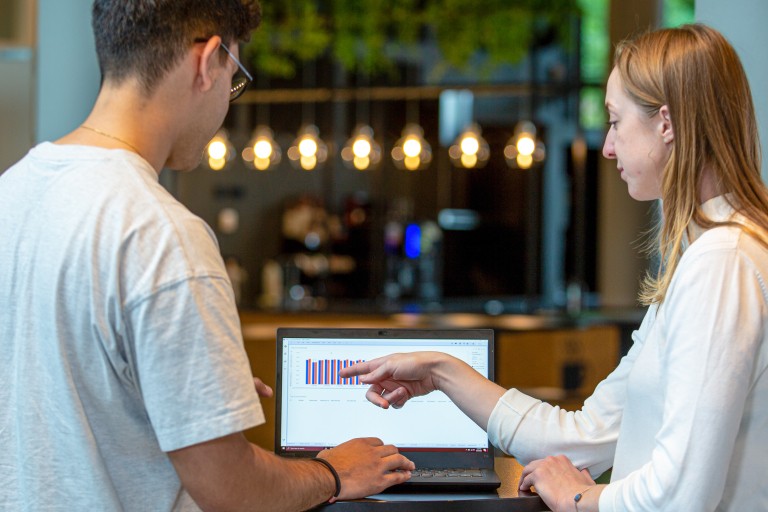 Twee studenten bekijken statistieken op een computer