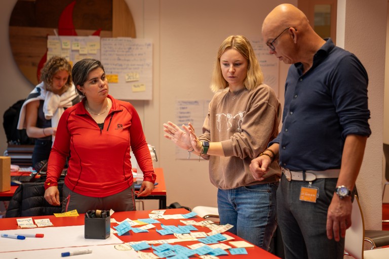 Studenten in gesprek met docent tijdens brainstormsessie