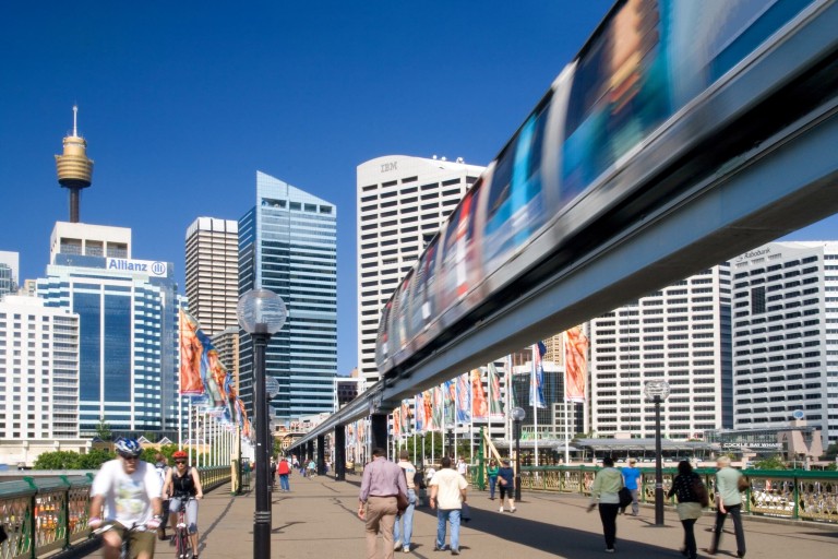 Een stad met fietsers, wolkenkrabbers en een metro