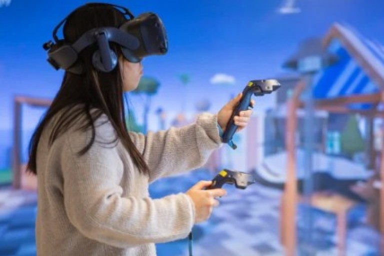 Persoon met VR bril op