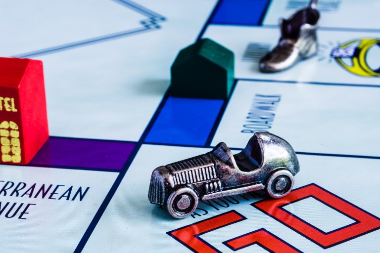 Close-up van een monopoly-spel waar een hotel op te zien is