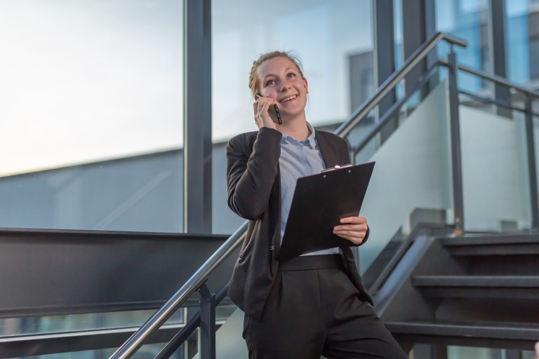 Student die op een luchthaven werkt.