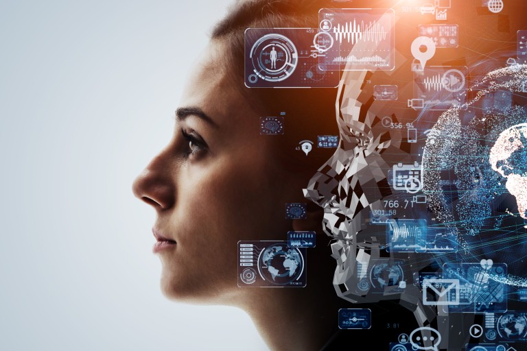 Een close-up van een vrouwenhoofd, met technologie erin getekend