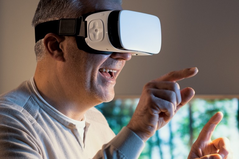 Digital Realities - Man met VR bril