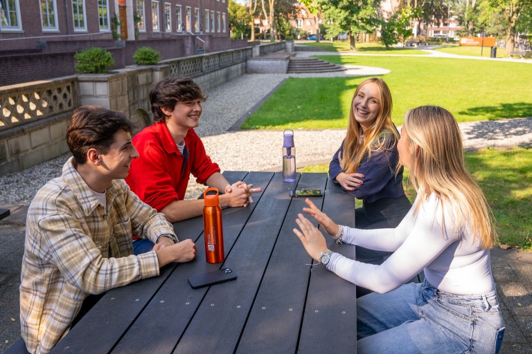 Studenten met elkaar in gesprek