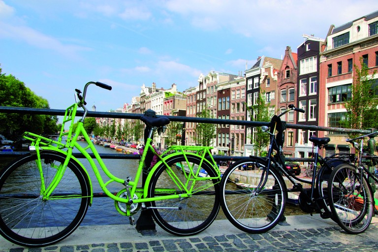 Twee fietsen staan tegen de reling van een brug