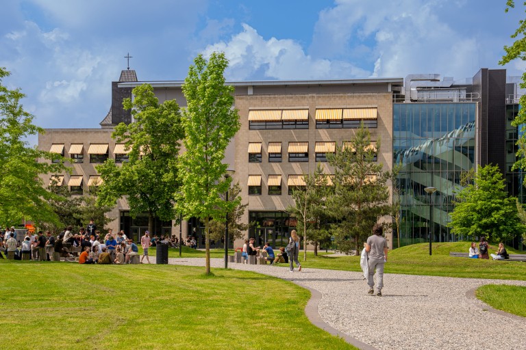 campus gebouw en studenten die lopen