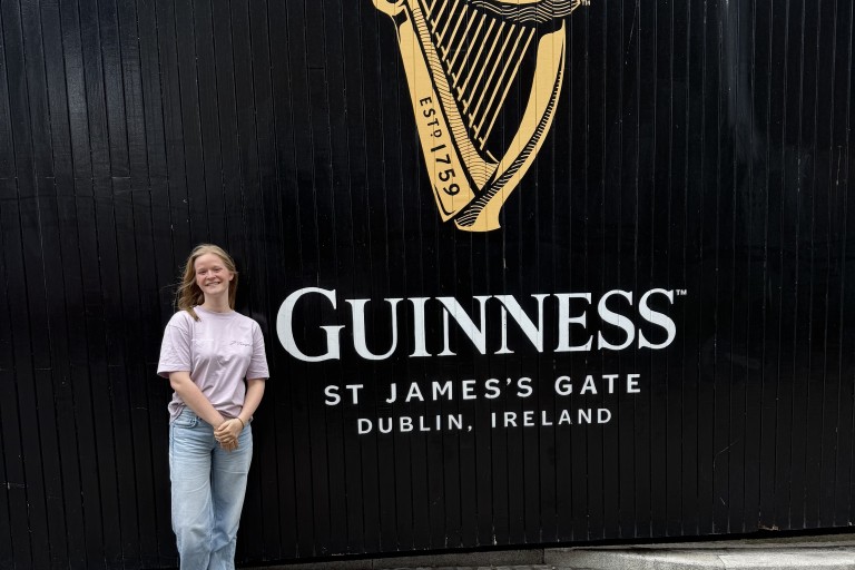 Student Misha tijdens haar stage in Ierland