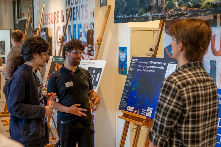 Studenten laten hun werk zien tijdens de Showcase Day