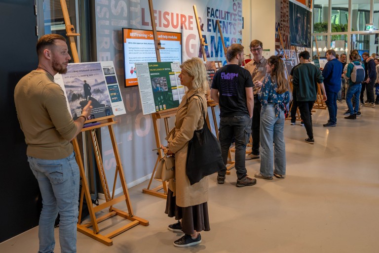Studenten in gesprek met medewerkers van bedrijven tijdens de Showcase day