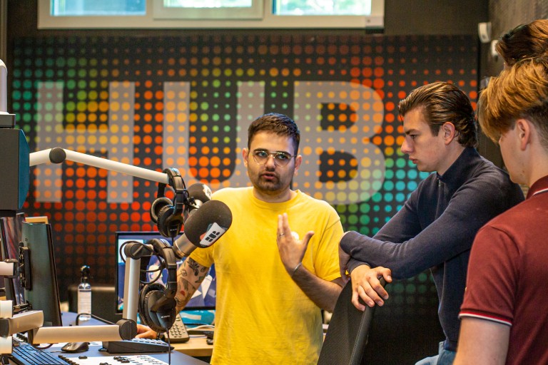 Studenten van BUas in de radiostudio