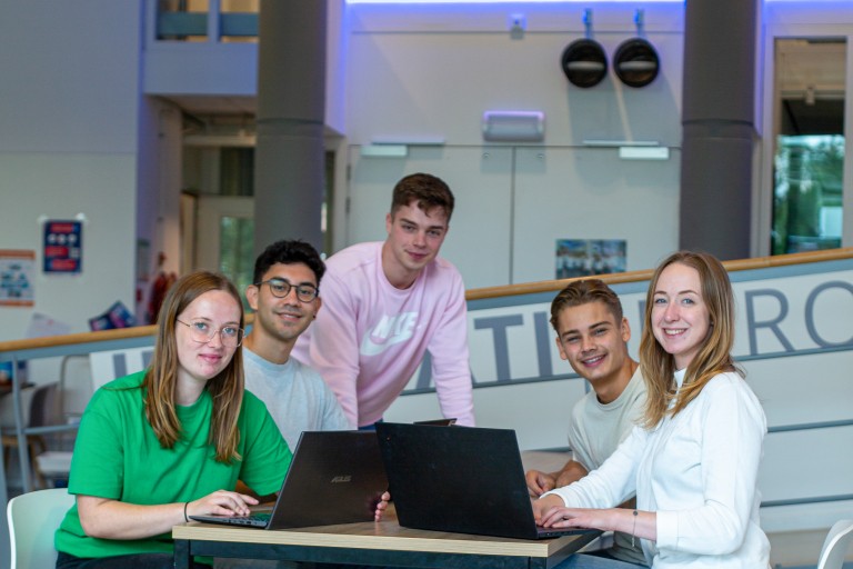 5 studenten aan het werk