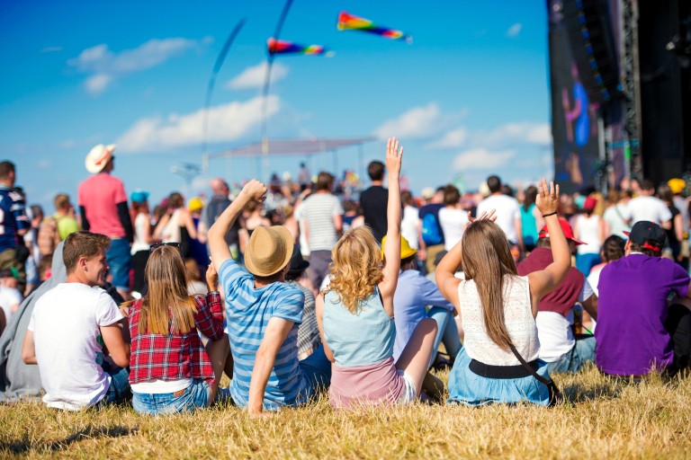 Bezoekers evenement zitten op het gras en kijken naar voren