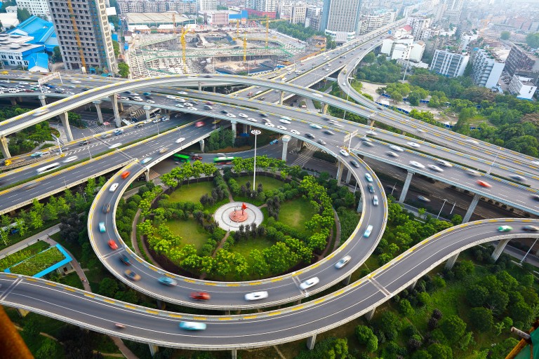 Fly-over snelweg grote stad