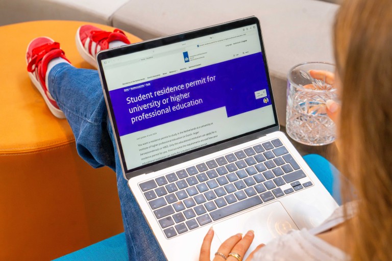 Student bezoekt website IND voor verblijfsvergunning