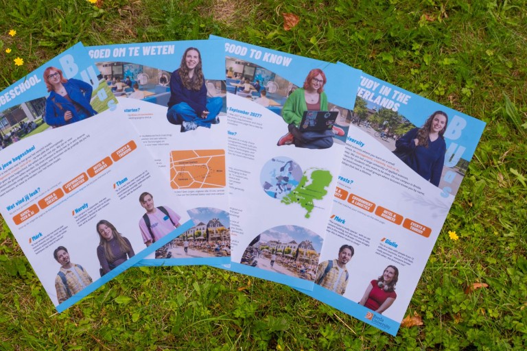 Verschillende brochures van BUas liggen in het gras