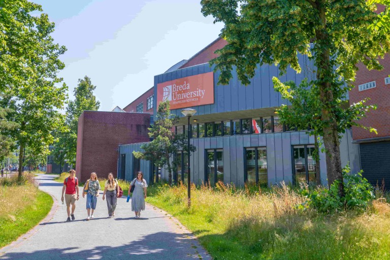 lopende mensen over een pad met bomen