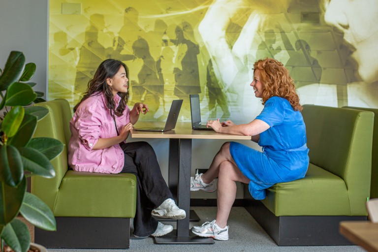 Twee studenten praten met elkaar