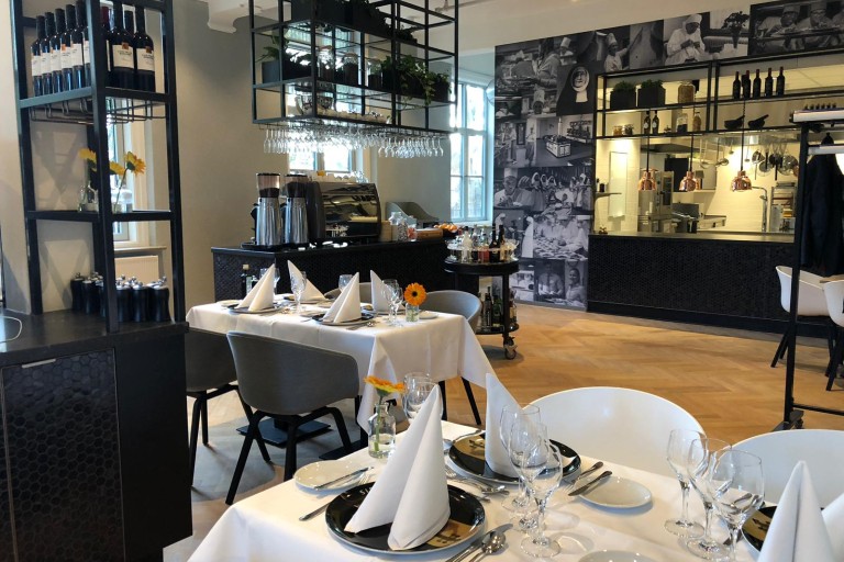 Tafels zijn mooi gedekt in het BUas restaurant