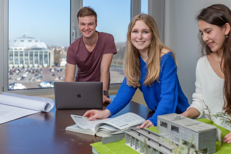 Drie studenten laten hun maquettes zien